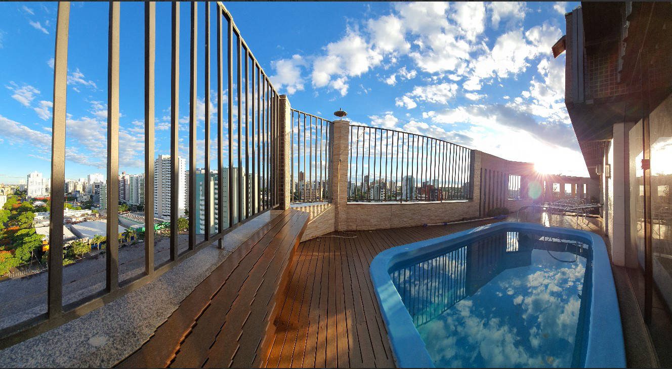 Deck de madeira e piscina da cobertura com vista para Maringá